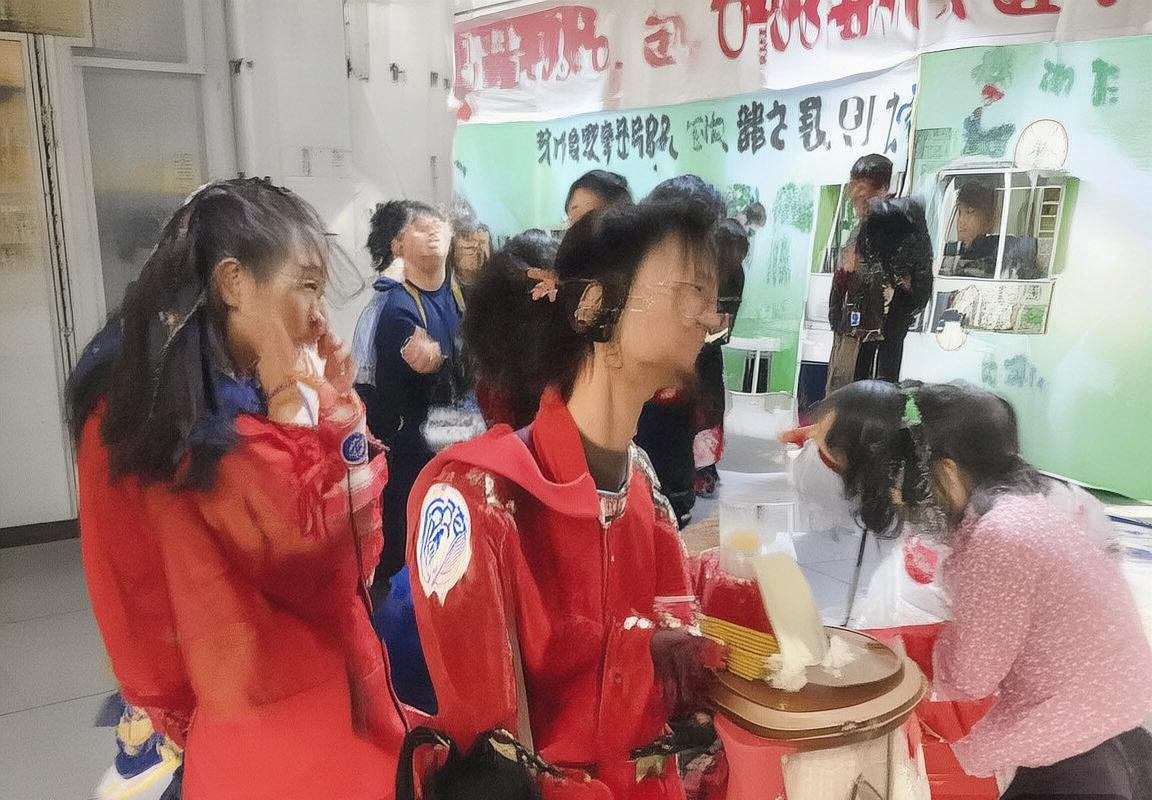 巴塞罗那VS里昂：下半场战术解析与关键球员表现(图1)